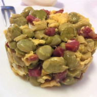 Habitas baby con tomate y jamón