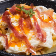 Huevos rotos con jamón de bellota